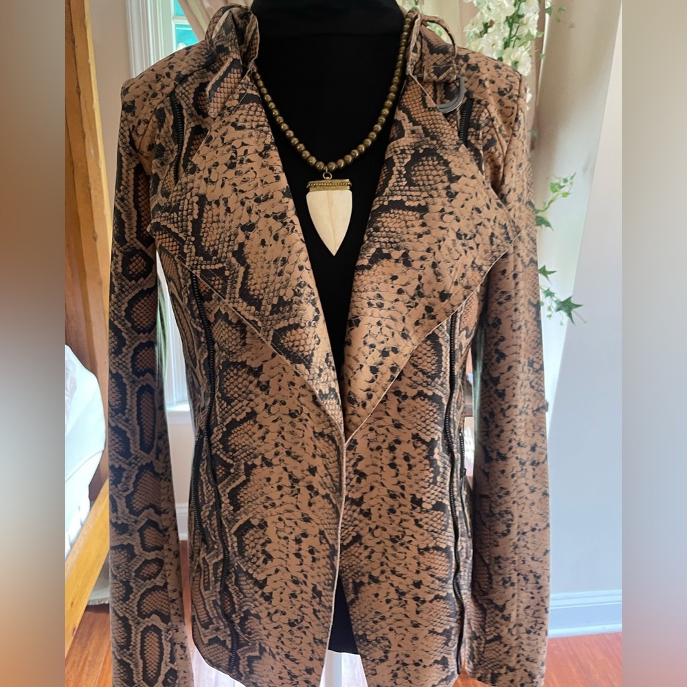 Wow Factor🔥 animal print blazer size small